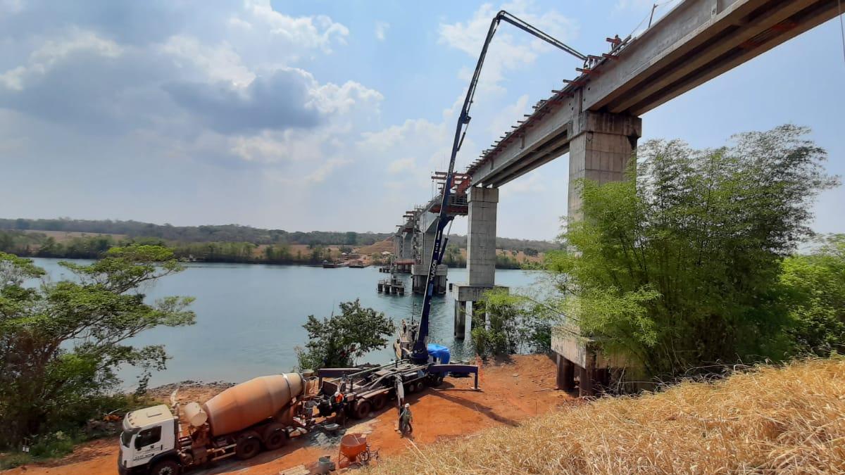 Bombeamento de concreto sobre balsa