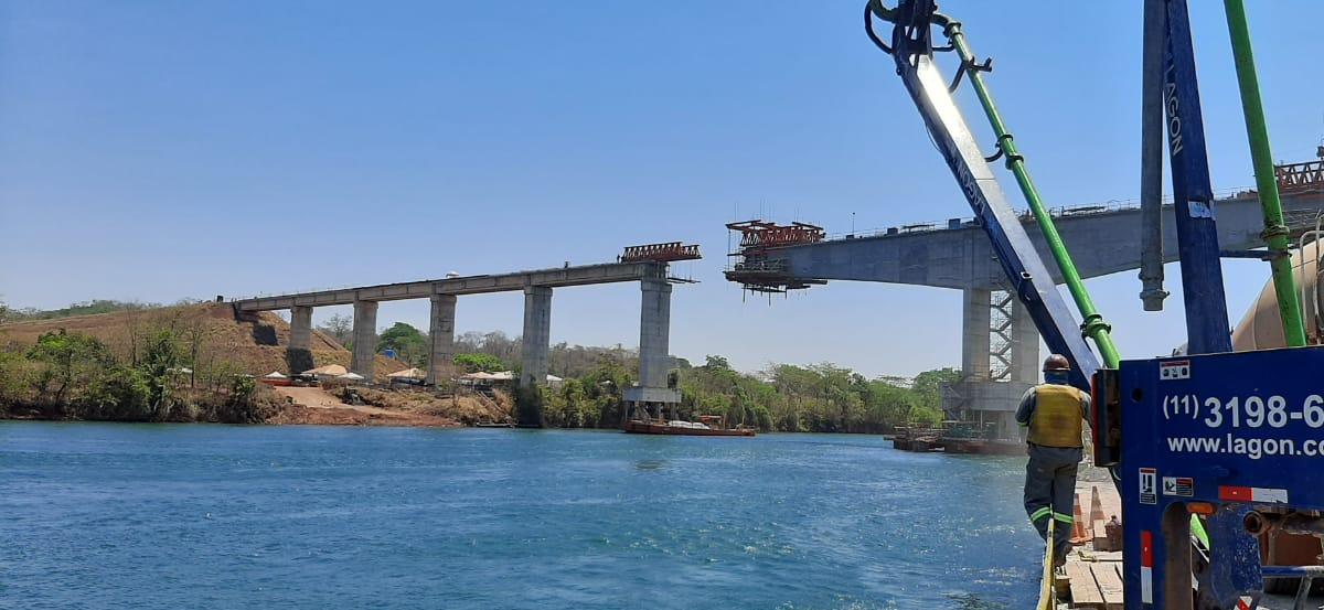 Bombeamento de concreto sobre balsa