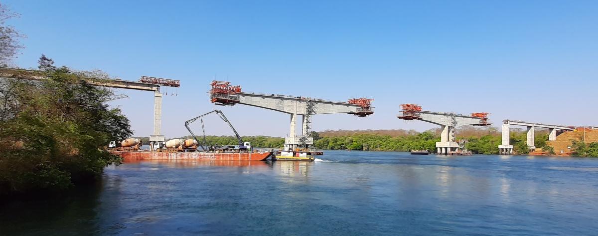 Bombeamento de concreto sobre balsa