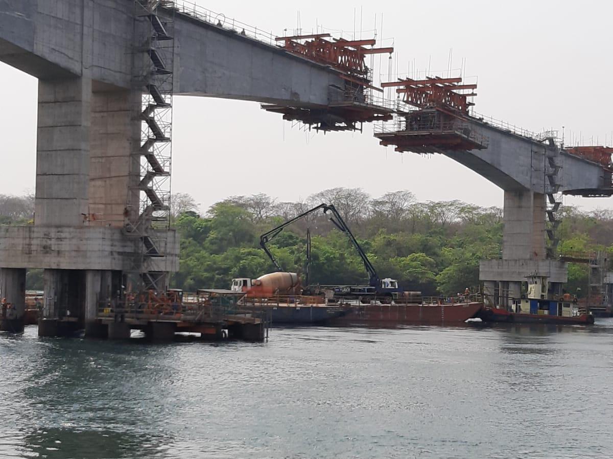 Bombeamento de concreto sobre balsa