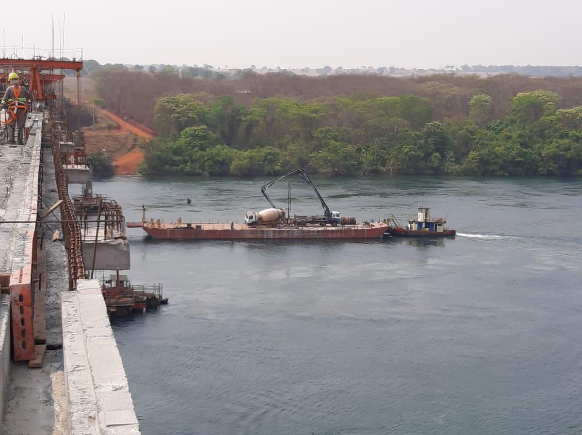 Bombeamento de concreto sobre balsa