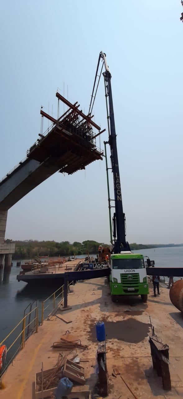 Bombeamento de concreto sobre balsa