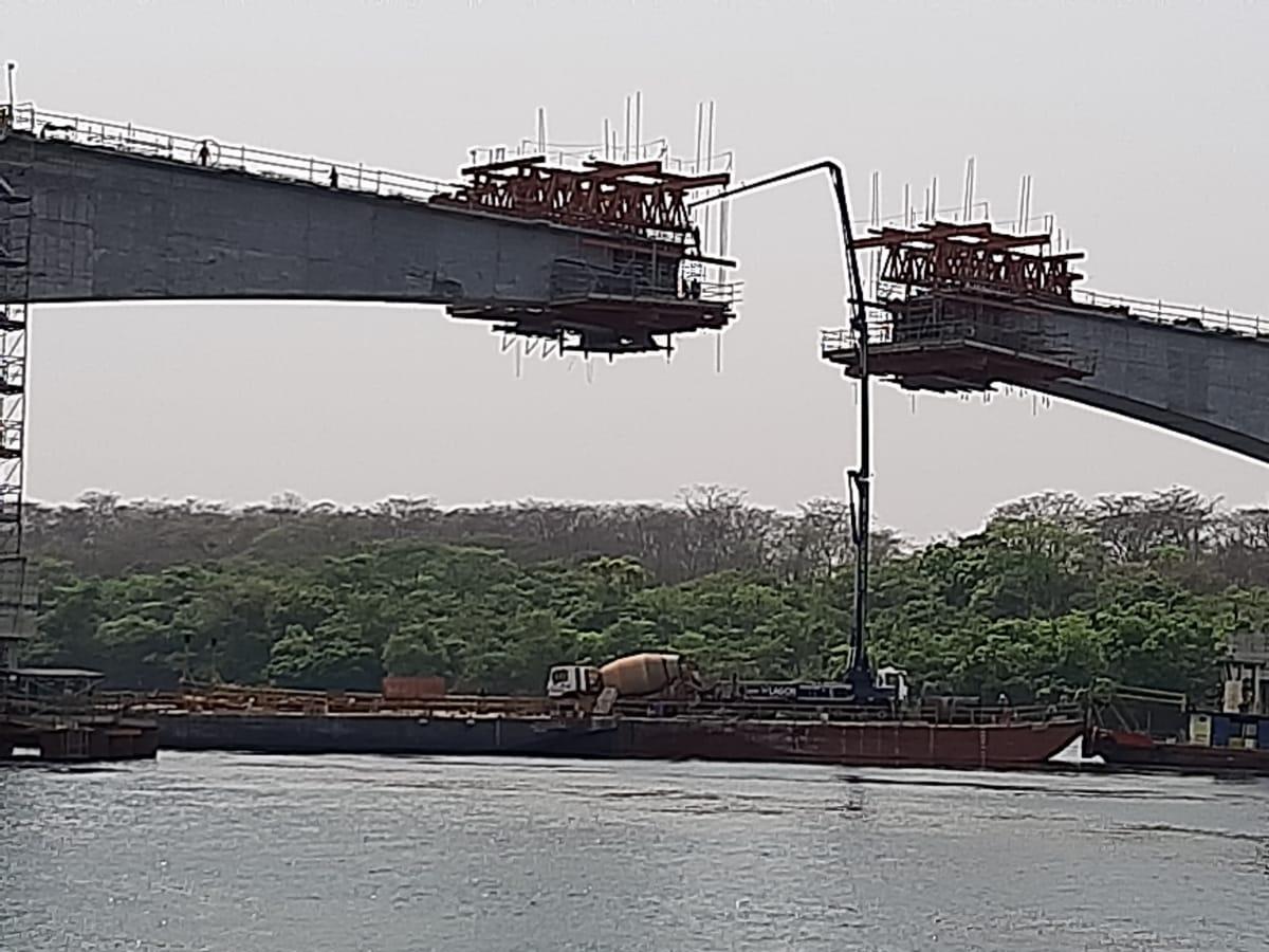 Bombeamento de concreto sobre balsa