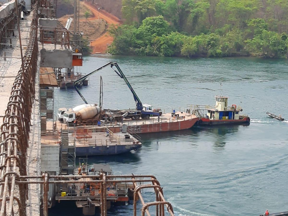 Bombeamento de concreto sobre balsa