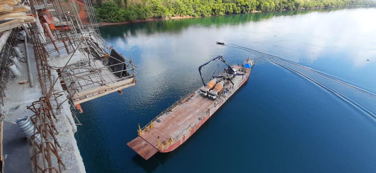 Bombeamento de concreto sobre balsa